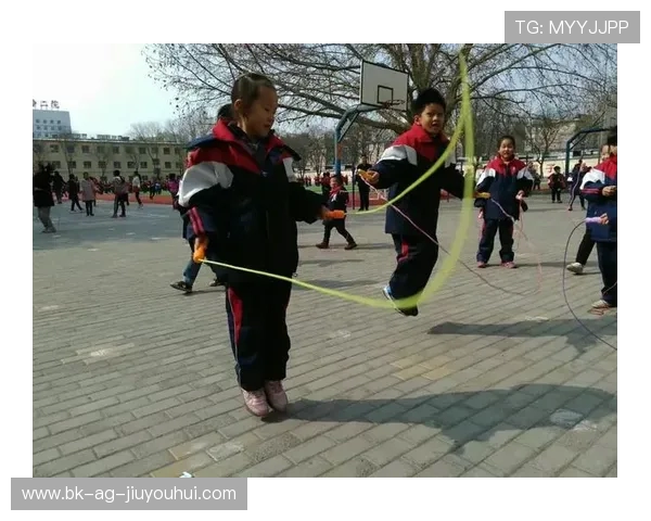 记录一名足球博主忙碌而充实的一天从清晨到夜晚的幕后点滴全景